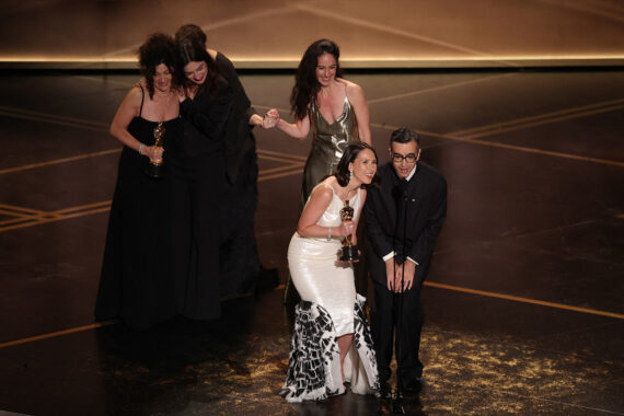 Oscar 2023: Dua Film Pendek Menang Bersama, The Singers dan Two People Exchanging Saliva